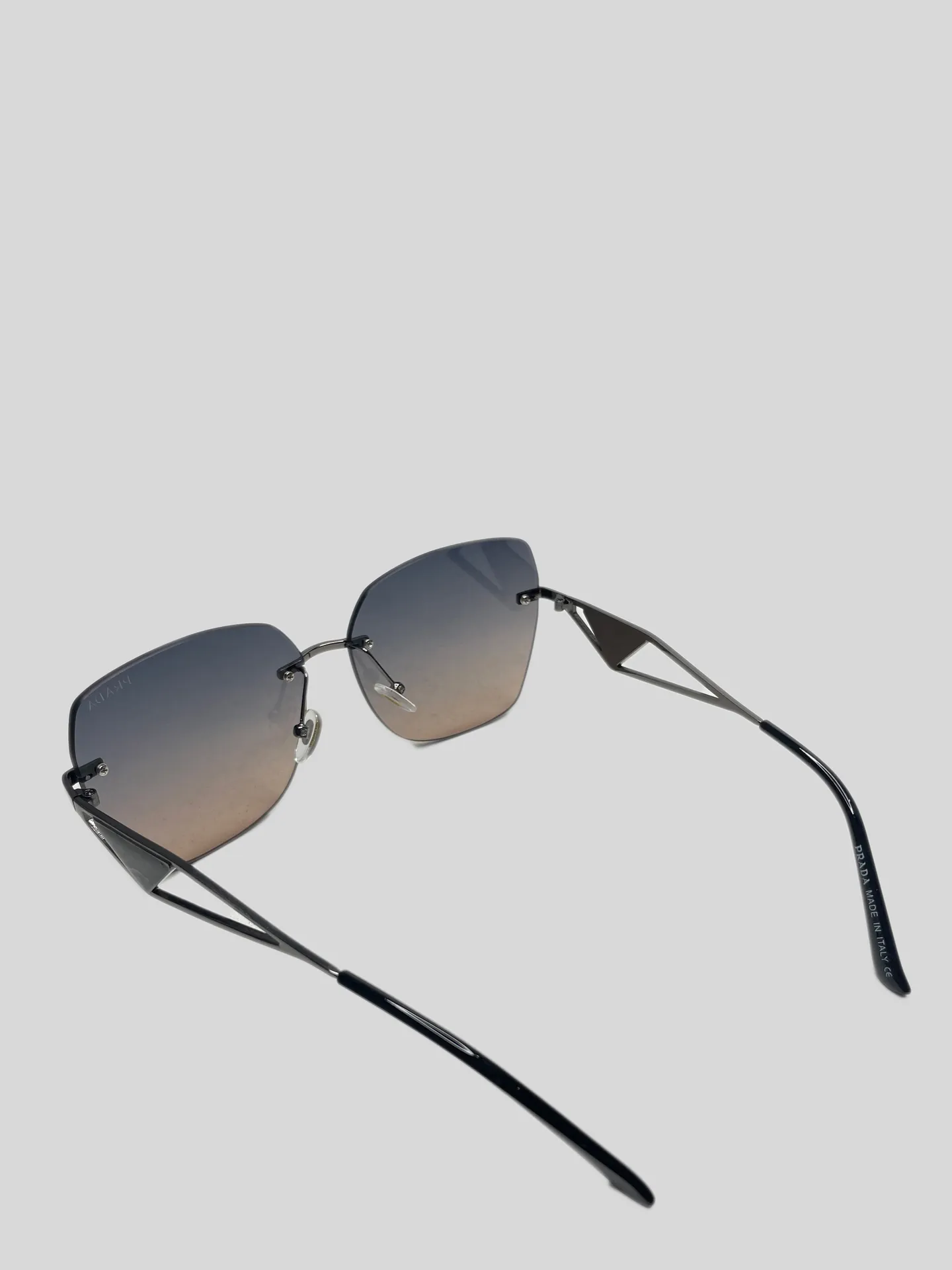 Солнцезащитные очки PRADA с широкими дужками