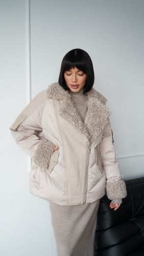 Бежевый пуховик с воротником из овечьей шерсти