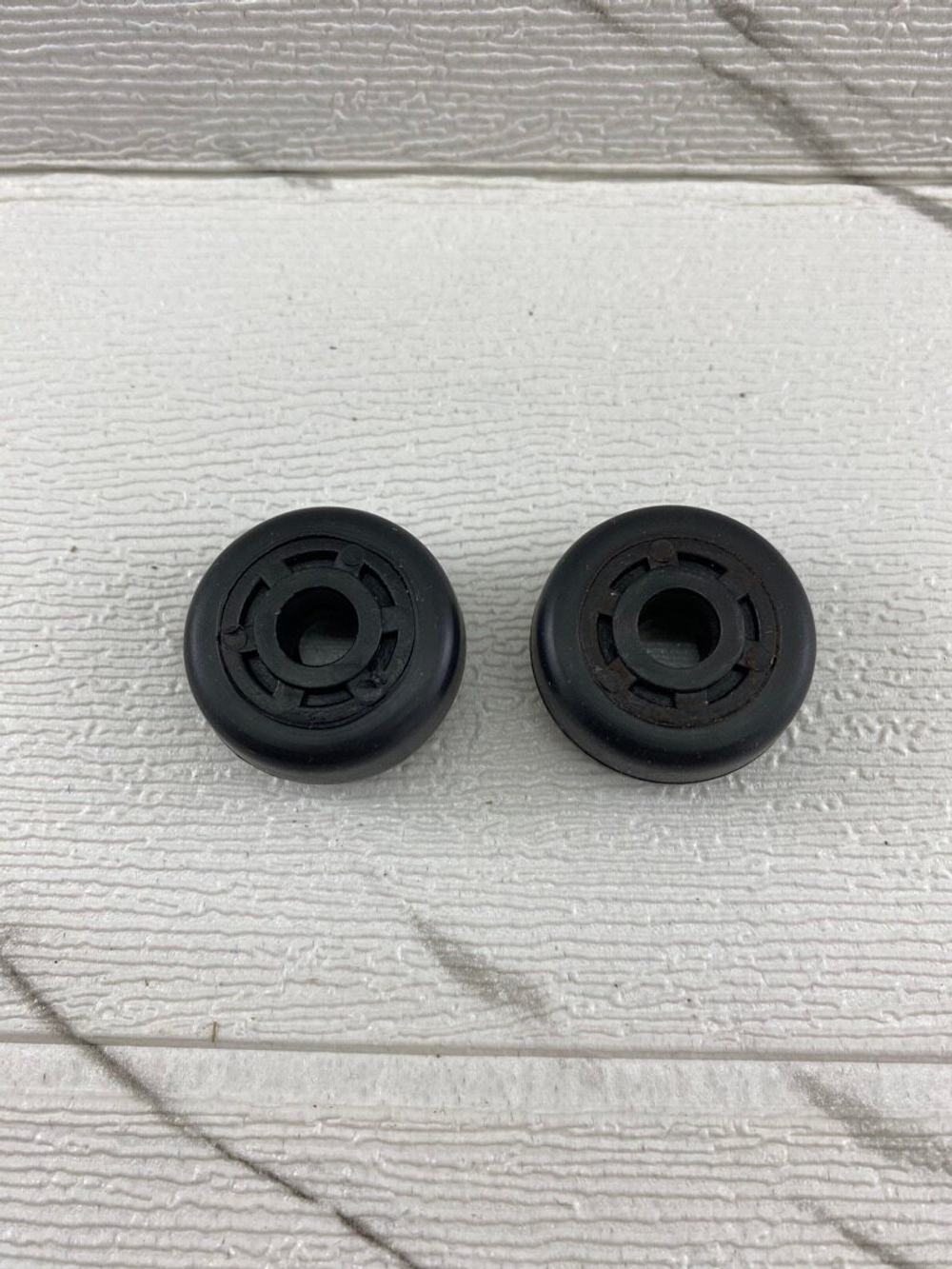 Колесо для мебели прорезиненное Д 30мм Д отв 8мм/2шт