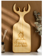 Доска разделочная из древесины сибирского кедра с гравировкой "В этом доме живет любовь". RD63