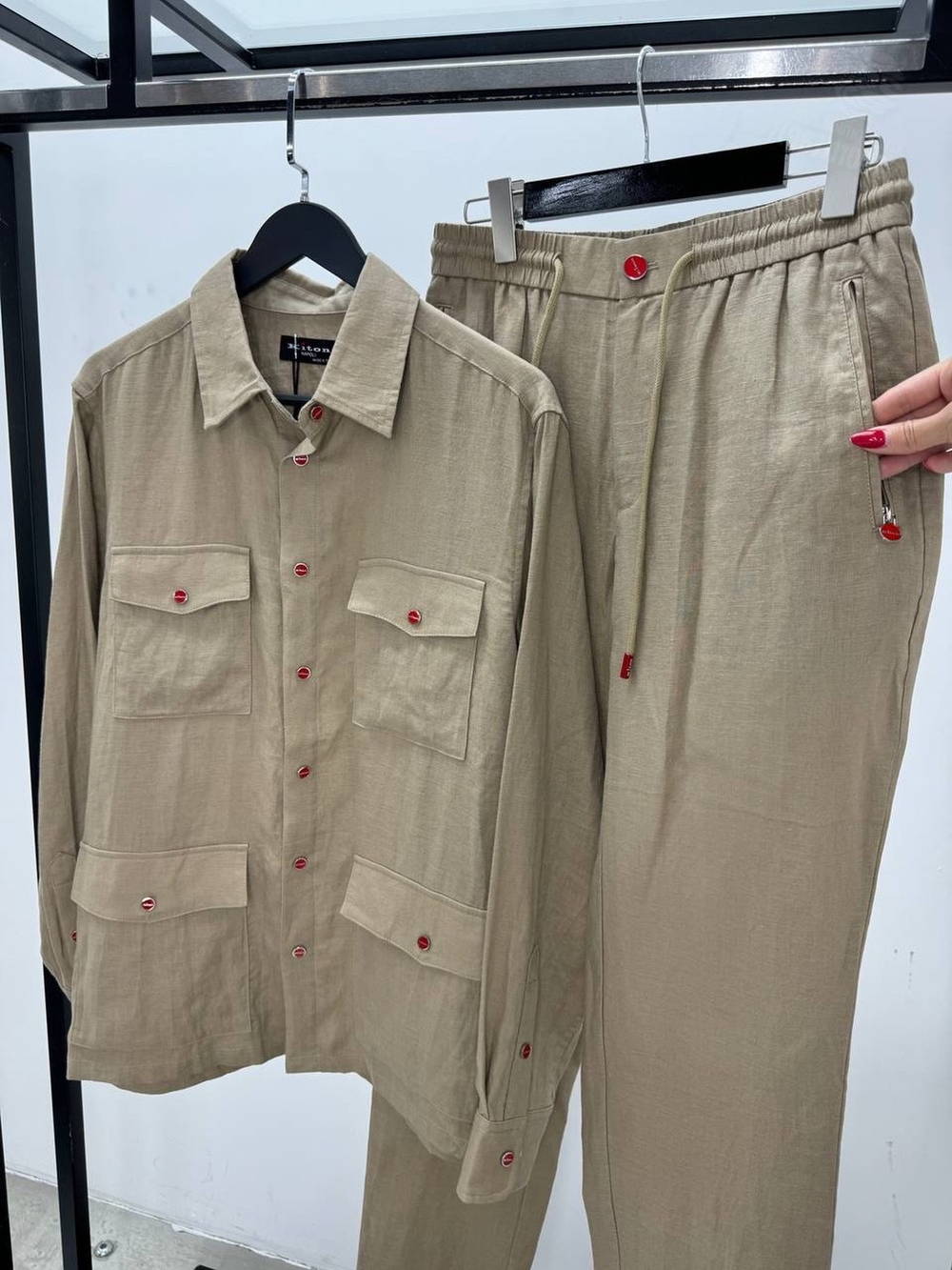 Льняной костюм Kiton