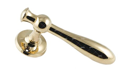 Ручка латунь дверная Лагрима на розетке