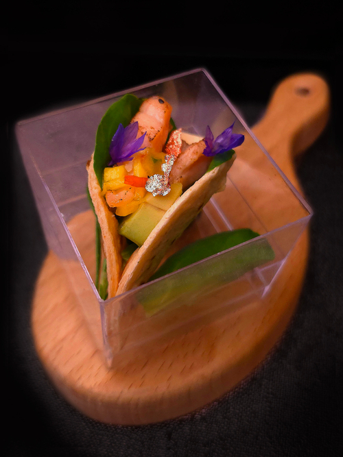 Канапе-тако с лососем и соусом из рубленного манго