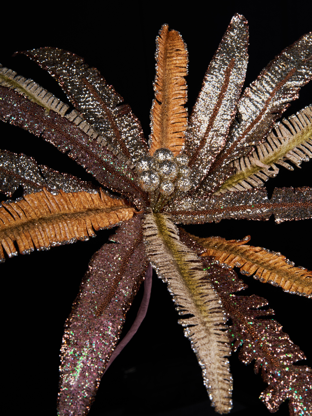 Веточка с цветком папортника 43х47см ChristmasDeLuxe светло-коричневая