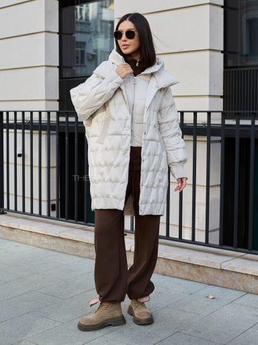 Светло-бежевый удлиненный пуховик с манишкой-капюшоном