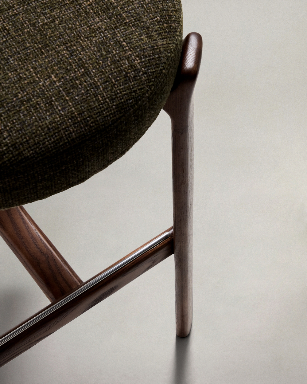 Барный стул Granite из зеленой синели и ясеня с отделкой орех 75 см