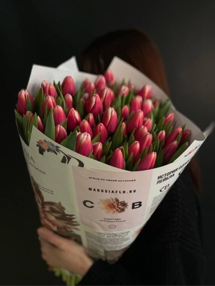 Букет тюльпанов 51шт в цветочной газете.