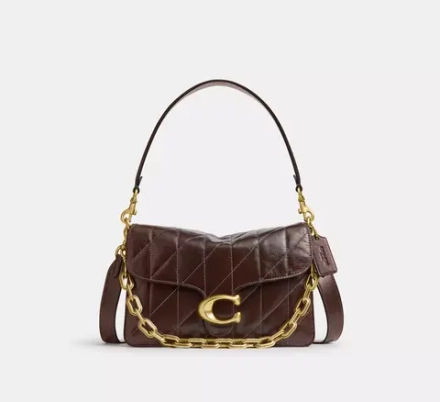 COACH СУМКА ЧЕРЕЗ ПЛЕЧО TABBY С ЦЕПОЧКОЙ И СТЕЖКОЙ, ТЕМНО-КОРИЧНЕВЫЙ