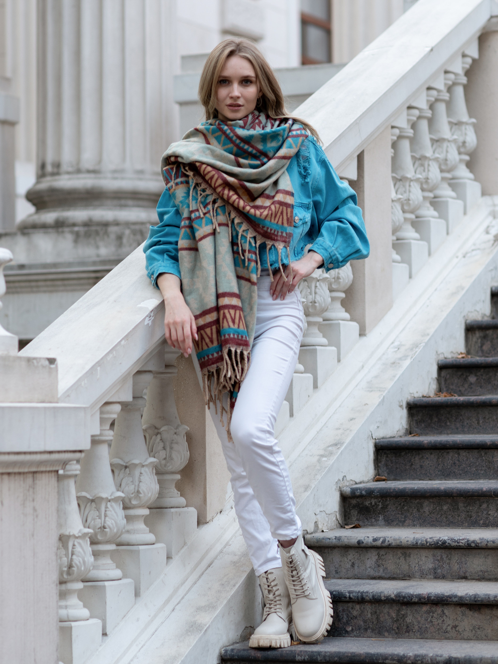 Теплый палантин с орнаментом