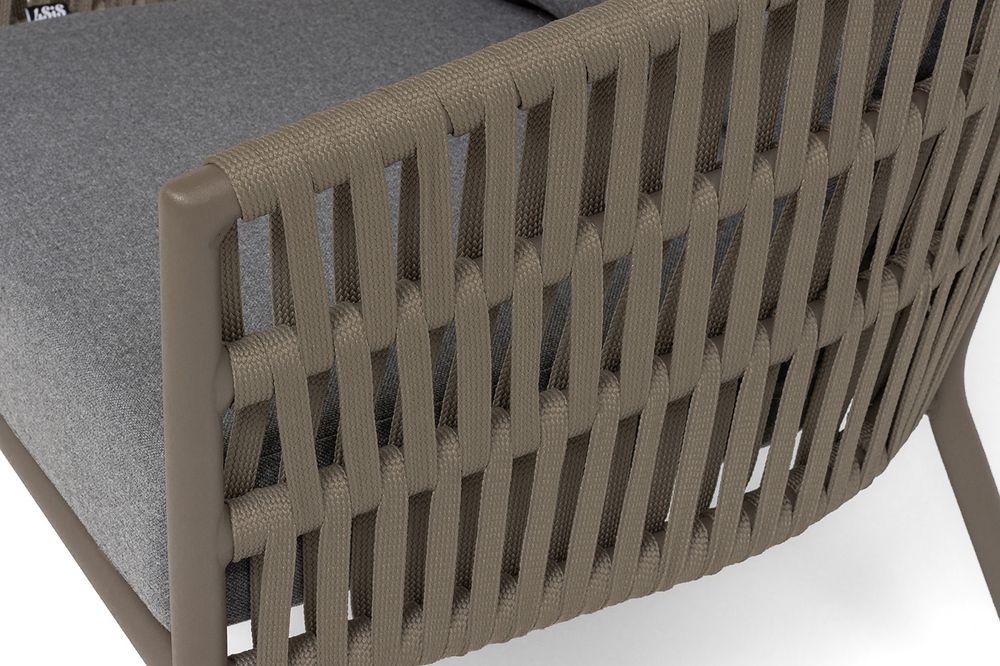 "Комо" кресло плетеное из роупа, каркас алюминий бежево-серый (RAL7006) муар, роуп серо-коричневый 23мм, ткань темно-серая 027