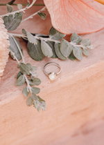 Кольцо «Моно» с лунным радужным камнем