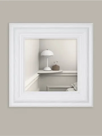 Миниатюрное настенное зеркало в раме 30*30 см