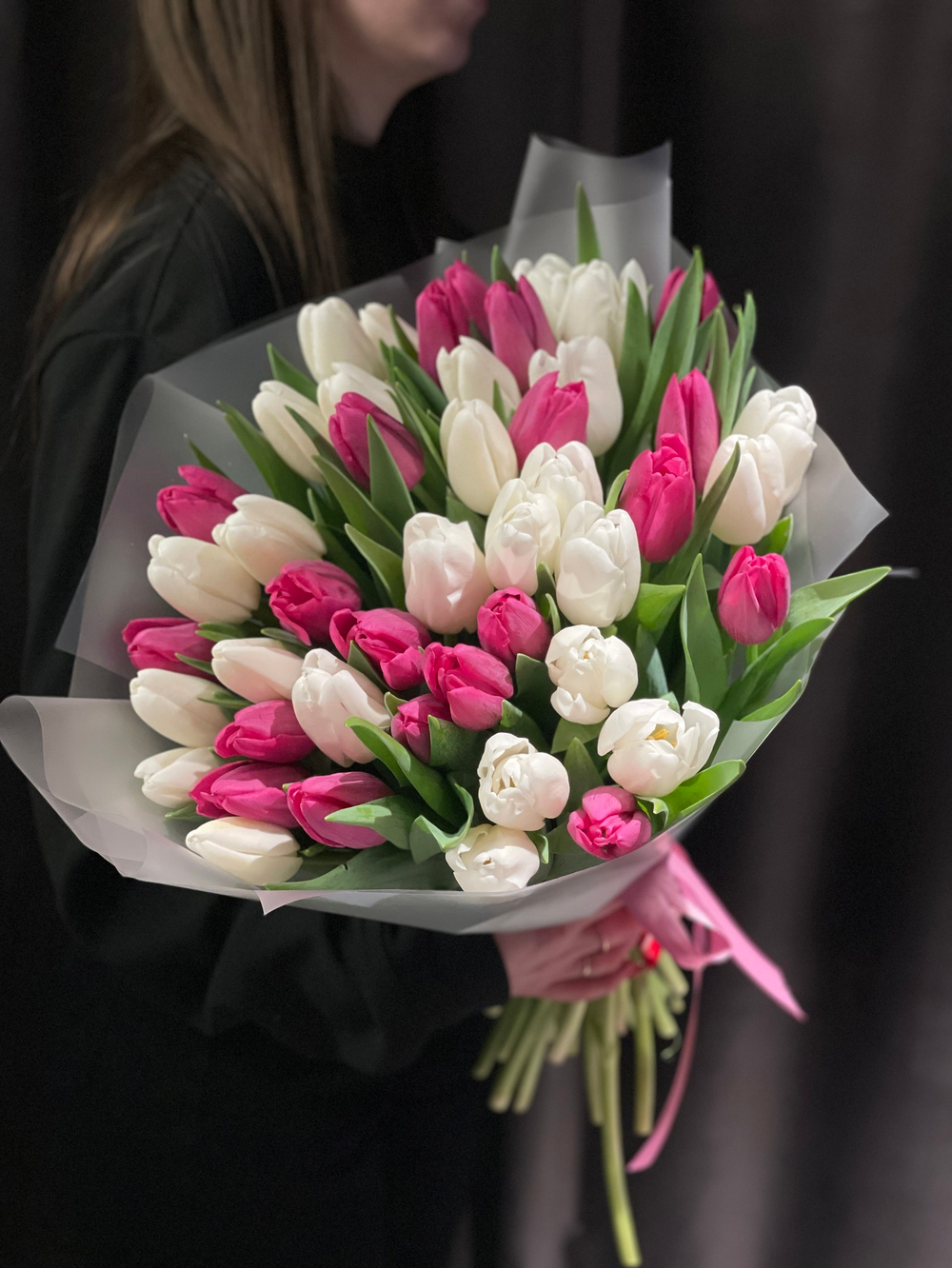 35 бело-розовых тюльпанов