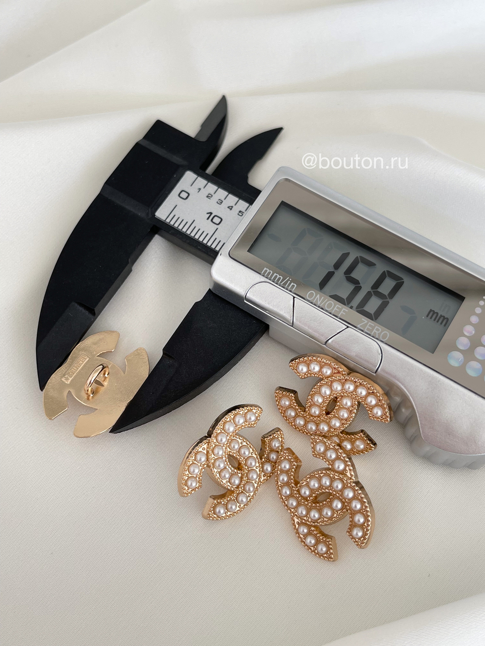 Пуговицы Шан. Золото Лого жемчуг 22 мм