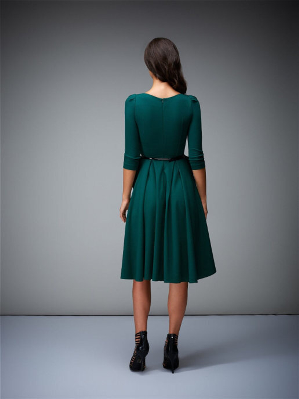 Платье с баской и фигурной горловиной зелёное 03-01-19FW