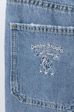ZARA ДЖИНСОВЫЕ ШОРТЫ-БЕРМУДЫ С ВЫШИВКОЙ И НЕОБРАБОТАННЫМ КРАЕМ, ВЫЦВЕТШИЙ СИНИЙ
