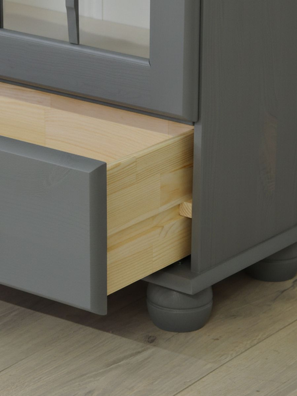 Шкаф витрина 113х32х186, Бритта, стеклянная, трёхдверный, для посуды и книг из массива сосны, cерый, Dipriz