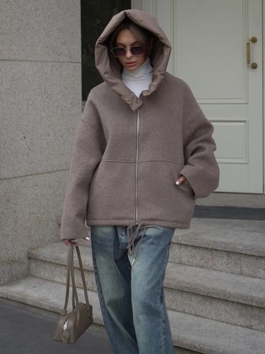 Коричневая куртка без утеплителя с объёмным капюшоном