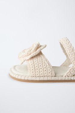 ZARA САНДАЛИИ ИЗ КРУЖЕВА КРОШЕ С ЦВЕТОЧНОЙ ДЕТАЛЬЮ, ЭКРЮ