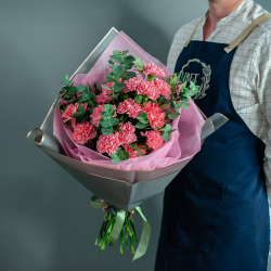 Стильный букет розовых диантусов с эвкалиптом