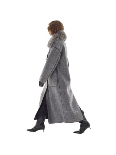 Серое пальто на поясе с меховым воротником