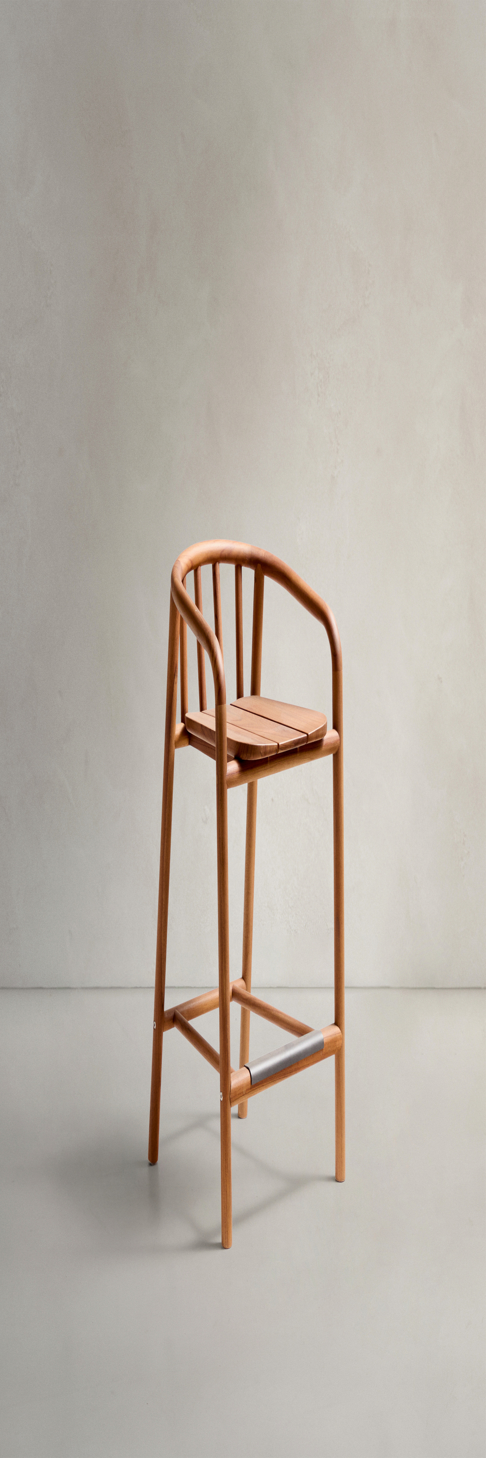 Полубарный стул для улицы Turqueta из дерева, высота 65 см