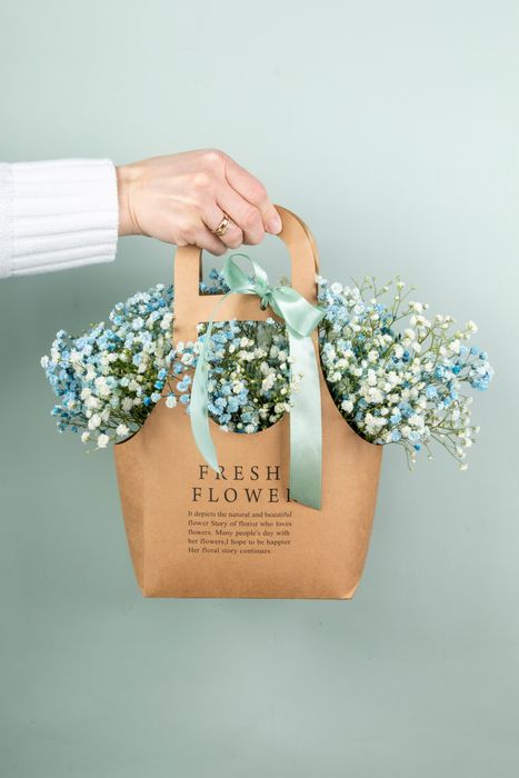 Композиция из голубой и белой гипсофилы