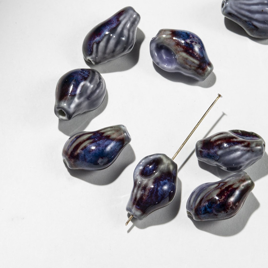 Бусина в форме морской ракушки, 14,6*21мм, бордово-синяя, глазурированный фарфор