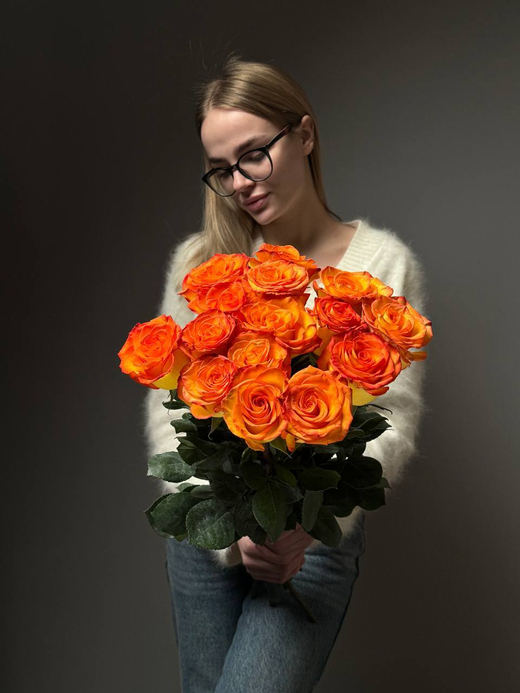 Букет из 15 оранжевых роз под ленту