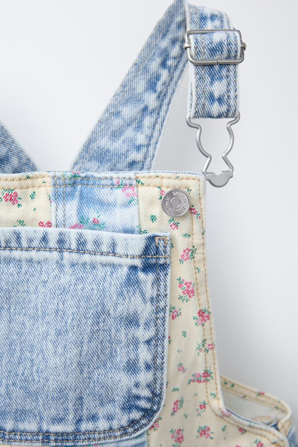 ZARA КОРОТКИЙ ДЖИНСОВЫЙ КОМБИНЕЗОН В СТИЛЕ ПЭЧВОРК С ЦВЕТОЧНЫМ ПРИНТОМ, ГОЛУБОЙ