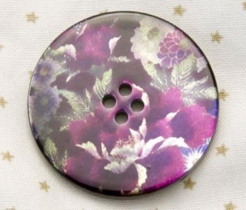 Пуговица с фиолетовыми цветами и зелёными листьями, роспись по перламутру, 28 мм