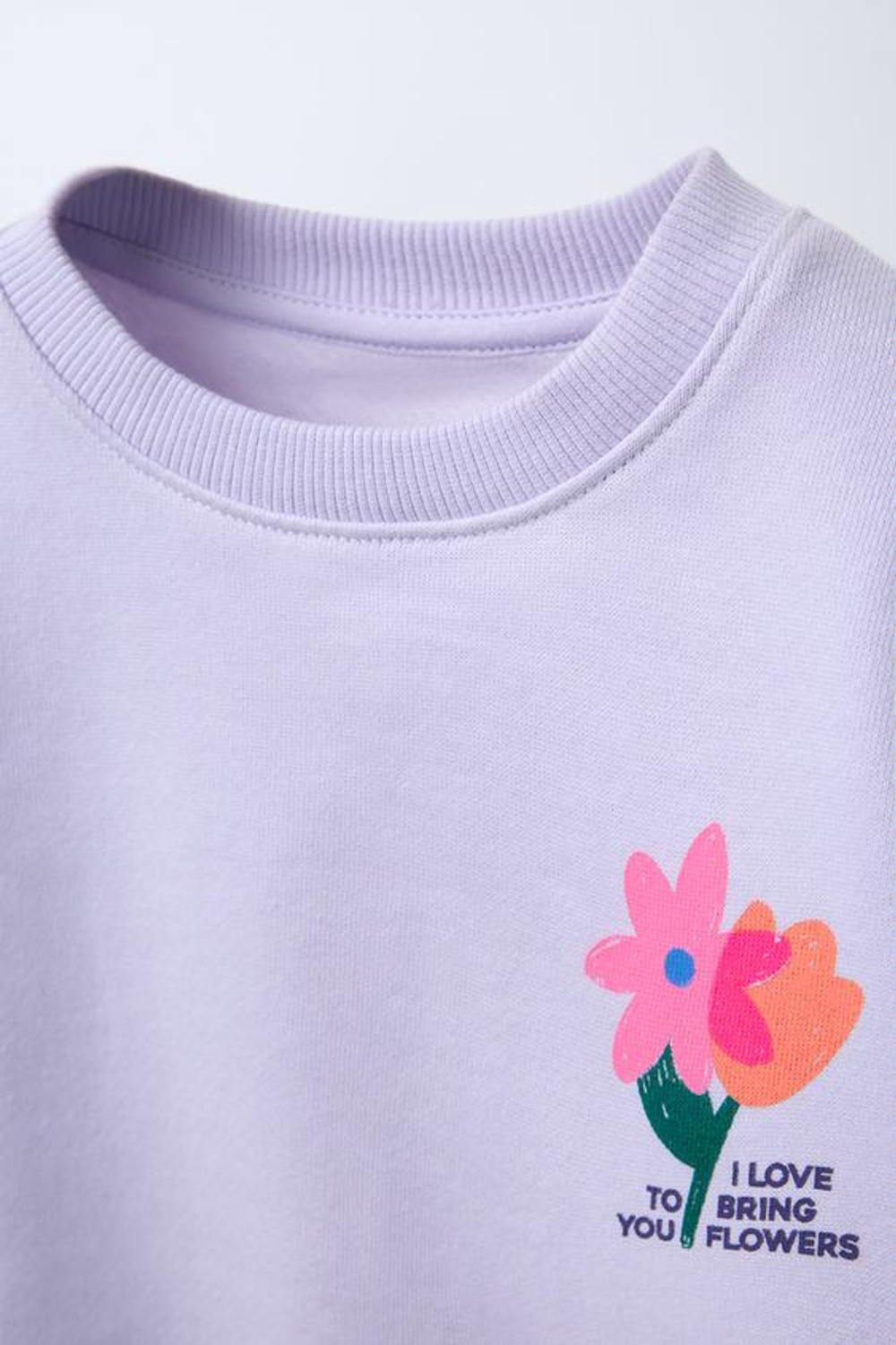 ZARA УТЕПЛЕННАЯ ТОЛСТОВКА С ПРИНТОМ, ЦВЕТ МАЛЬВЫ