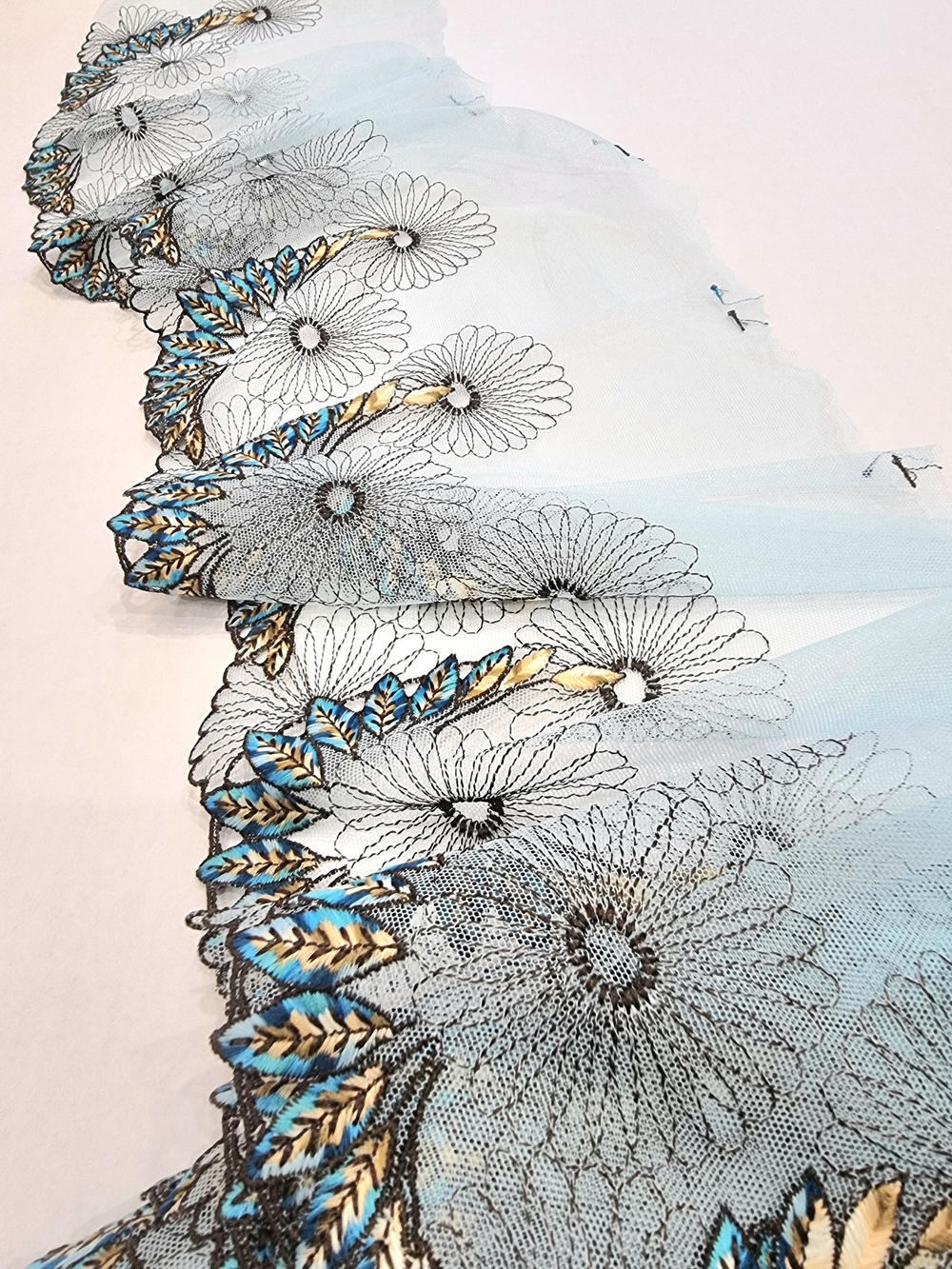 Вышивка на сетке бирюзовые пёрышки К600 левая