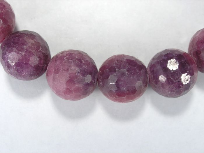 Бусина из корунда пурпурного, фигурная, 11 мм (шар, граненая)