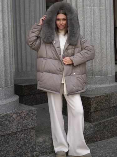Пуховик цвета капучино с капюшоном и мехом песца