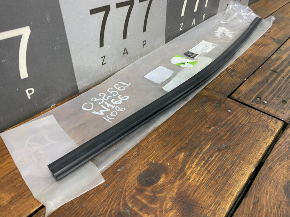 Уплотнитель радиатора нижний GL GLS (X166) Новый Оригинал A1666890198