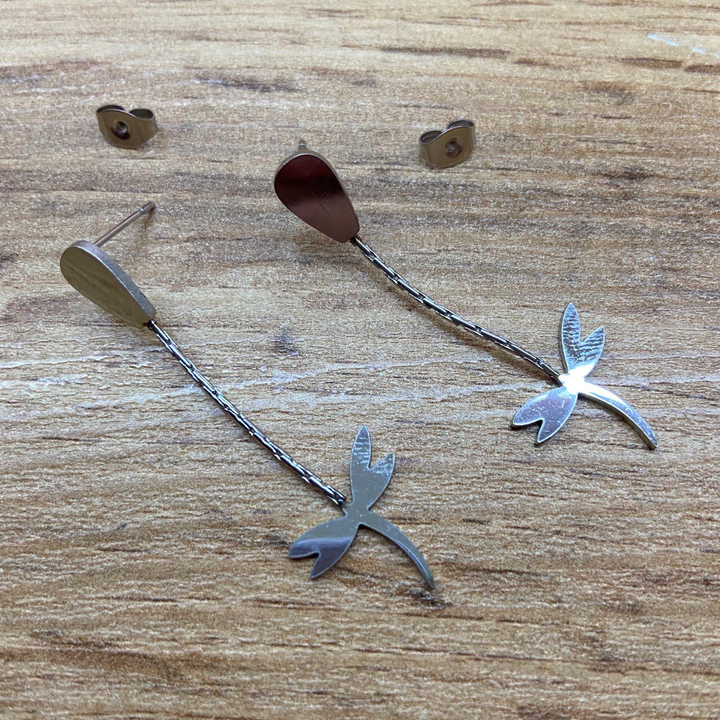 Серьги-гвоздики капля перевернутая жгутики Стрекоза цвет серебристый