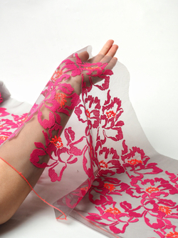 Вышивка на сетке дымчатая с фуксия и оранжевым неэластичная ширина 29 см ОТРЕЗЫ