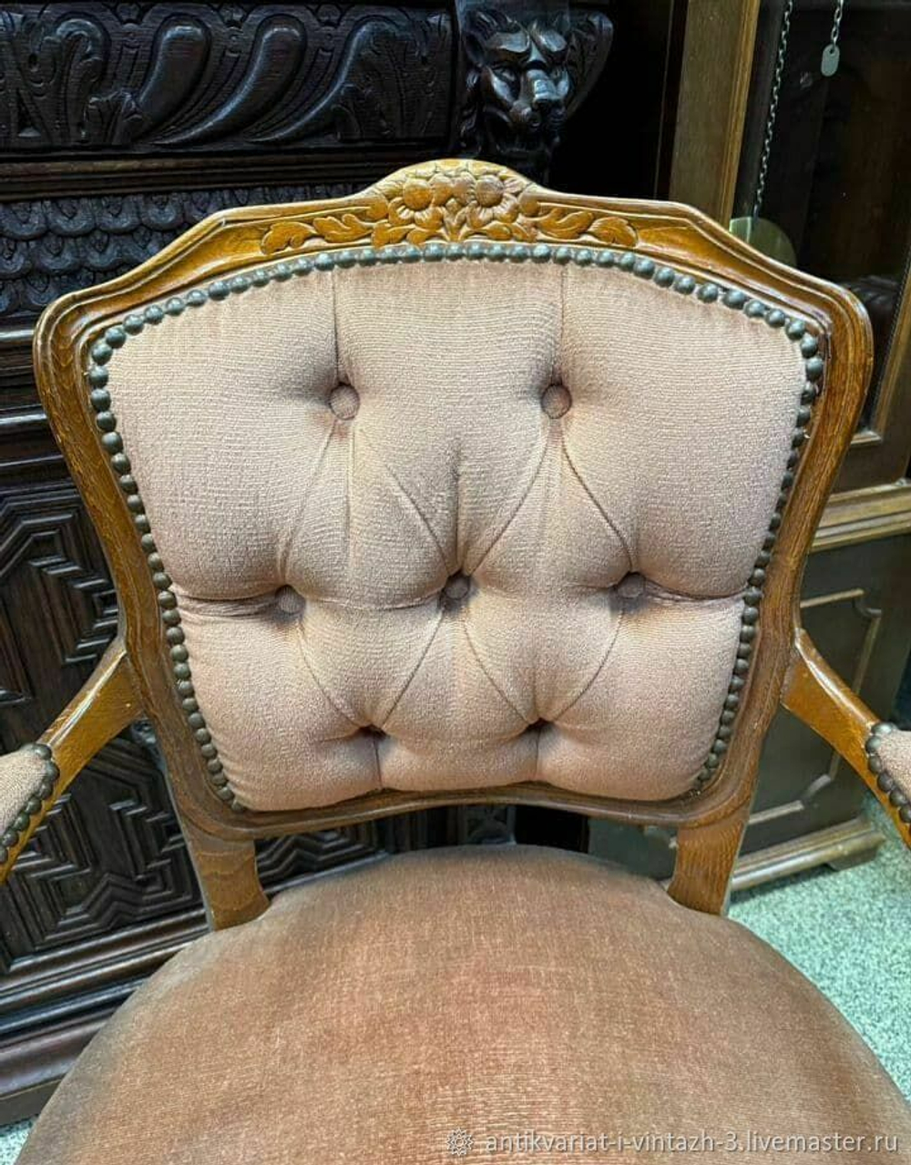 Старинное кресло
