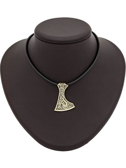 Фото кельтского топора из бронзы на постаменте.