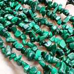 Малахит натуральный бусины крошка 5-8 мм, на нитке 80 см