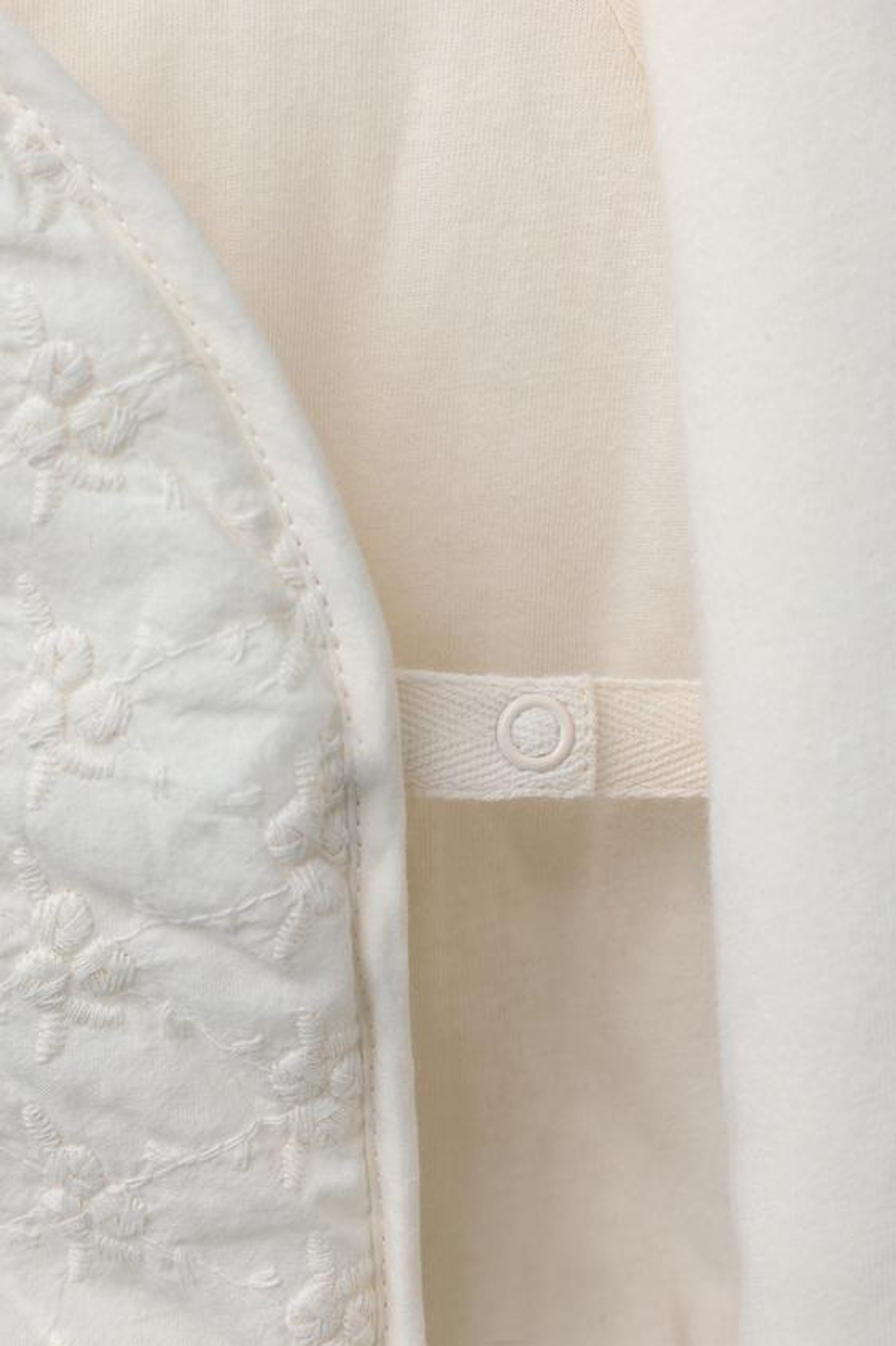 ZARA СТЕГАНЫЙ КОМБИНЕЗОН С ВЫШИВКОЙ В ВИДЕ ЦВЕТОВ, ЭКРЮ