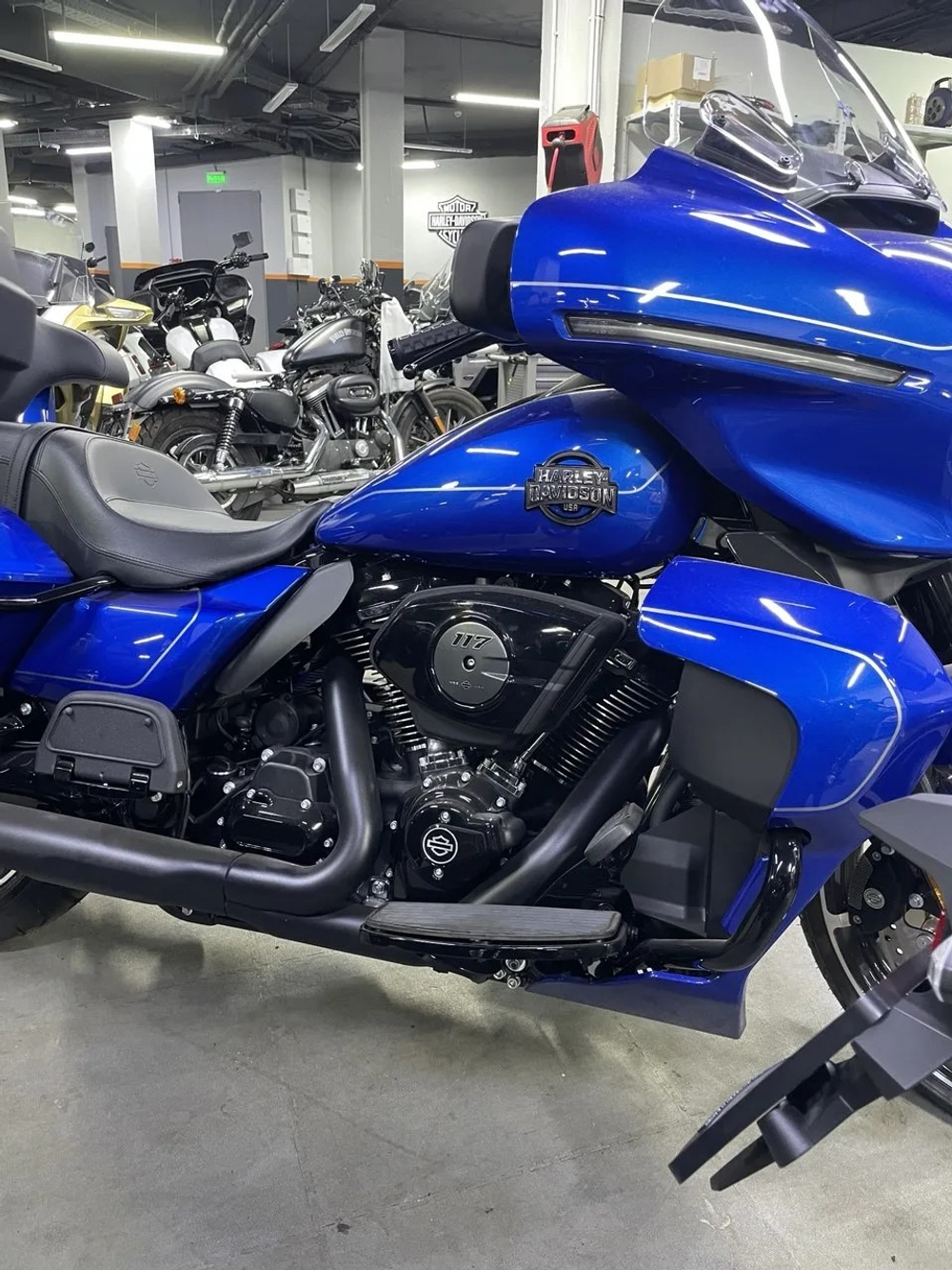 STREET GLIDE™ Ultra 117 в цвете BLUE BURST (BLACK TRIM)