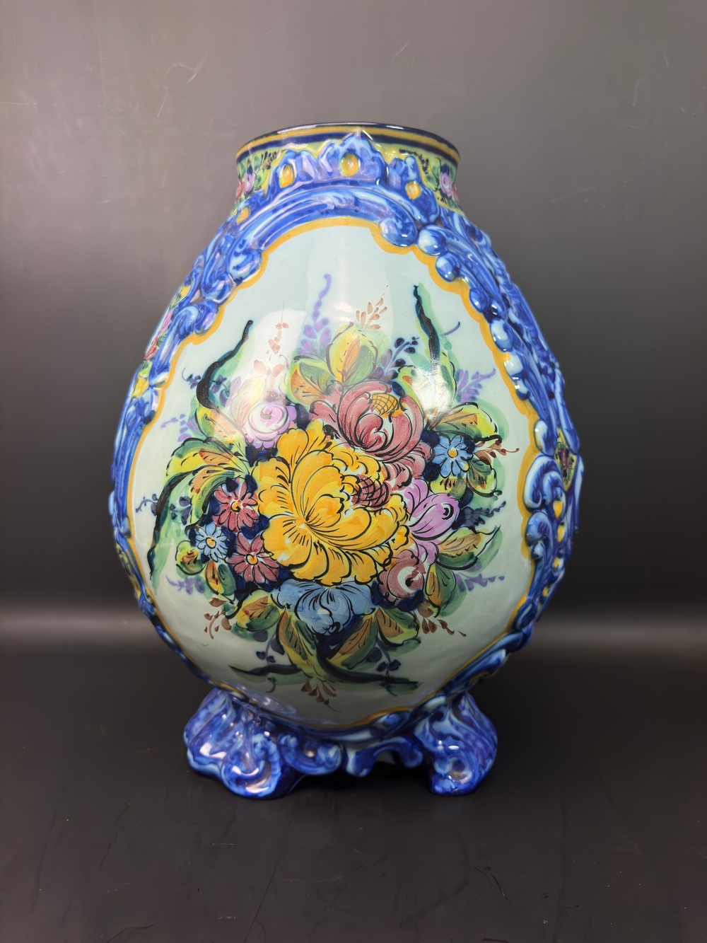 Декоративная ваза с изображением цветов