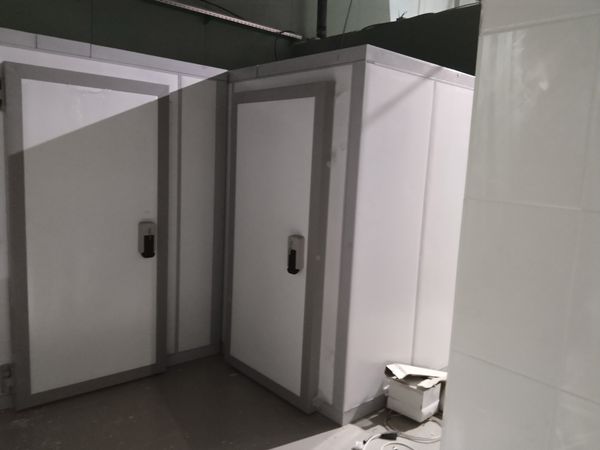 Как скрепляют холодильные камеры для цветов?