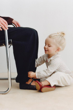 ZARA ФУТБОЛКА С ОТЛОЖНЫМ ВОРОТНИКОМ И ЦВЕТОЧНЫМ ПРИНТОМ, ЭКРЮ/КРАСНЫЙ