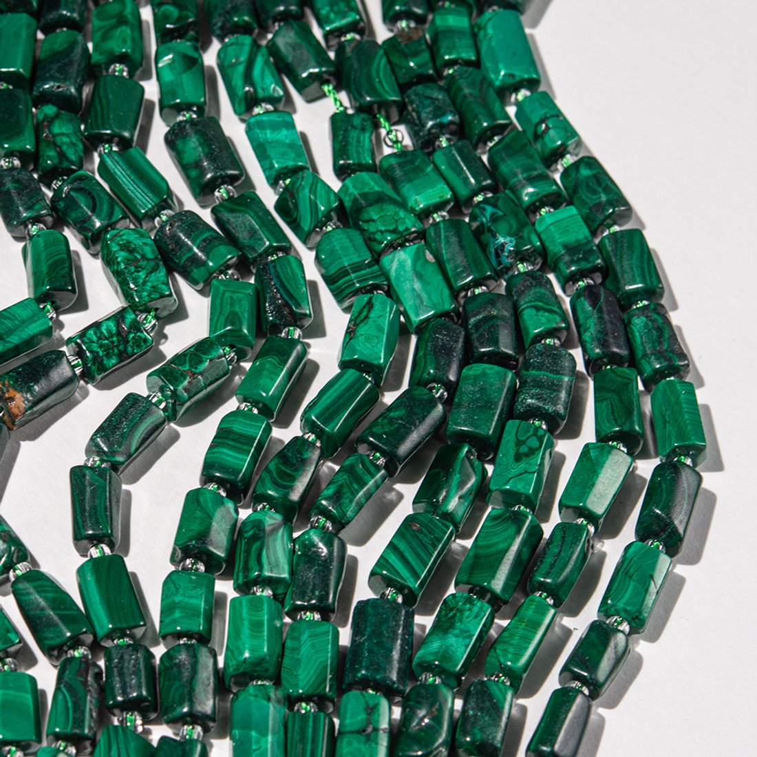 Малахит натуральный, бочонки с гранями, 8-13*6-8мм