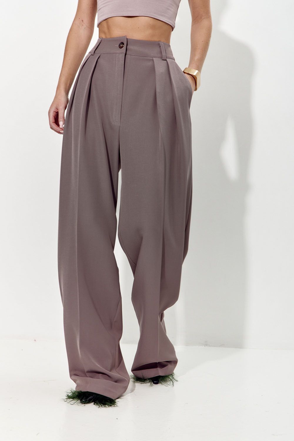 Брюки палаццо свободные с защипами цвета тауп