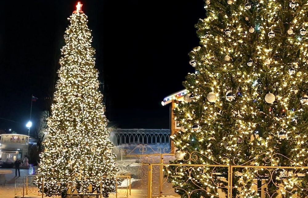 Светодинамическая елка каркасная - встроенная гирлянда: теплый свет - "Уральская" 8 м