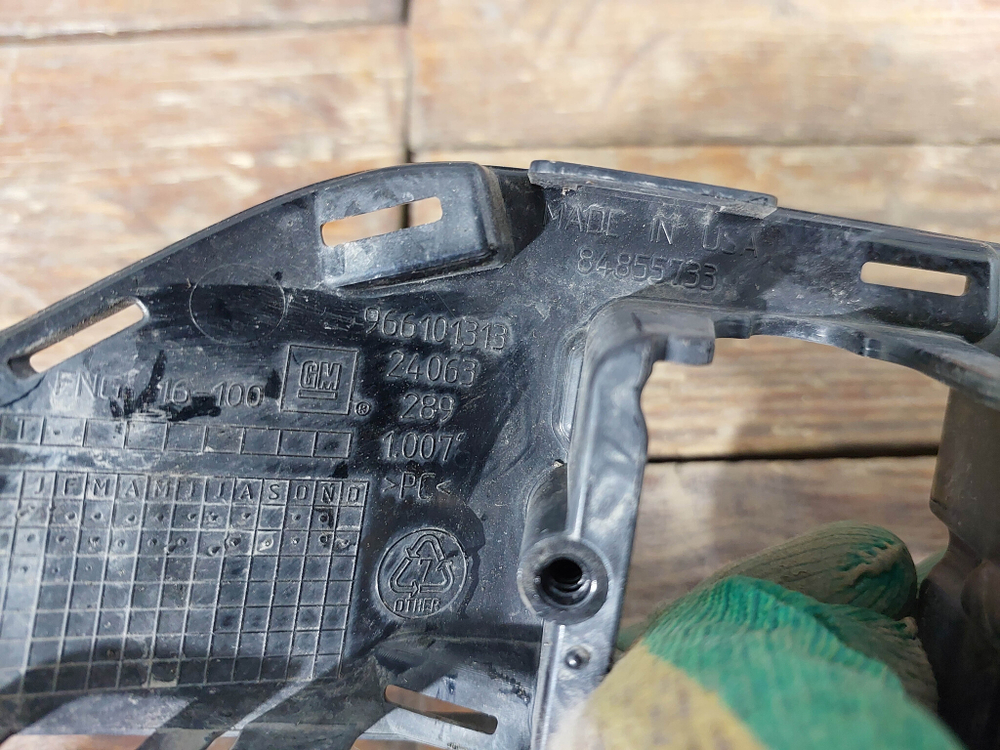 Решетка переднего бампера Cadillac Escalade 5 20-нв Б/У Оригинал 966101313